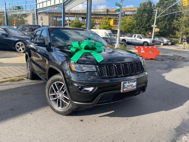 Photo of 2017 Diamond Black Crystal Pearlcoat Jeep Grand Cherokee