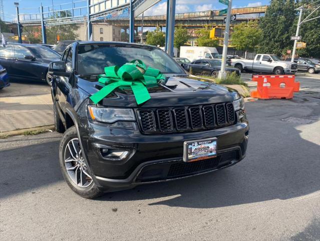 Photo of 2017 Diamond Black Crystal Pearlcoat Jeep Grand Cherokee