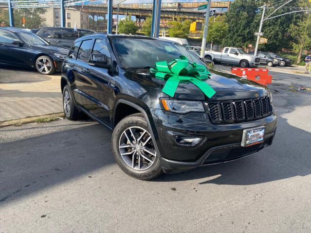 Photo of 2017 Diamond Black Crystal Pearlcoat Jeep Grand Cherokee