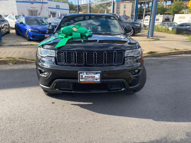 Photo of 2017 Diamond Black Crystal Pearlcoat Jeep Grand Cherokee