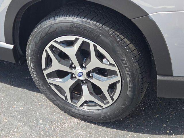 Photo of 2022 Ice Silver Metallic Subaru Forester