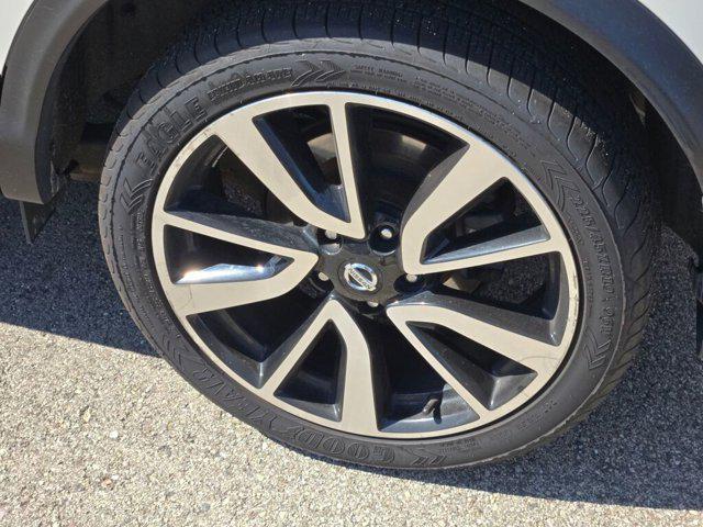 Photo of 2017 Pearl White Nissan Rogue Sport