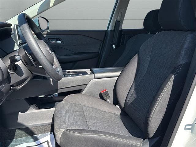 Photo of 2023 Pearl White Tricoat Nissan Rogue