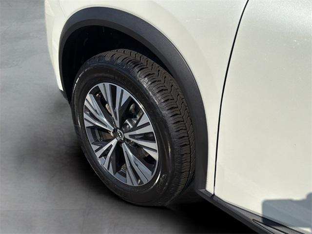 Photo of 2023 Pearl White Tricoat Nissan Rogue