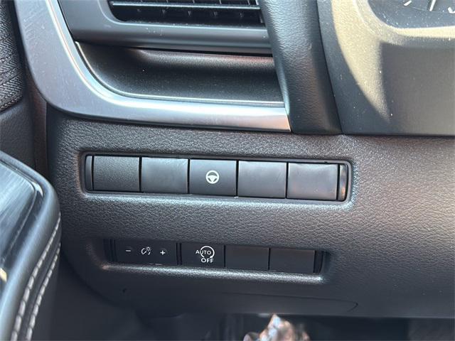 Photo of 2023 Pearl White Tricoat Nissan Rogue