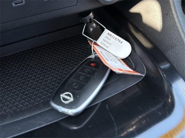 Photo of 2023 Pearl White Tricoat Nissan Rogue