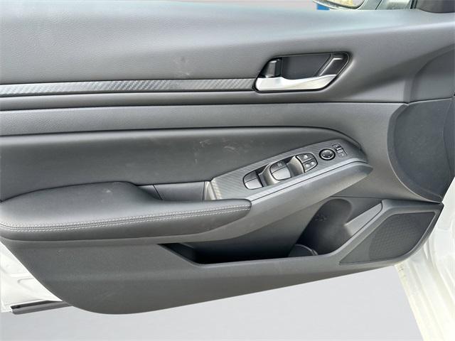 Photo of 2025 Glacier White Nissan Altima
