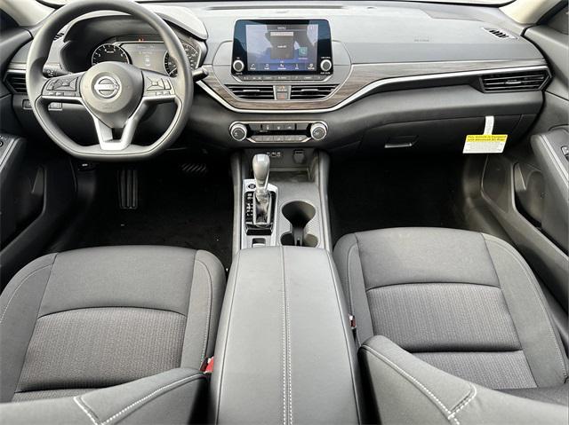 Photo of 2025 Glacier White Nissan Altima