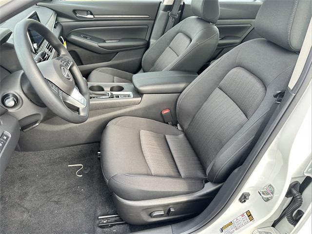 Photo of 2025 Glacier White Nissan Altima