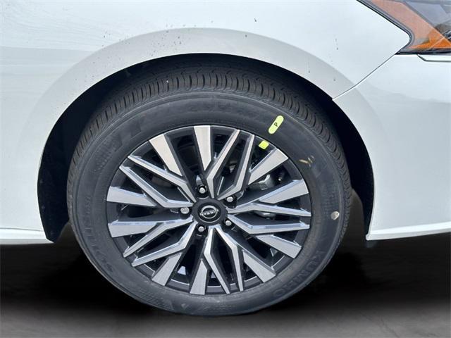 Photo of 2025 Glacier White Nissan Altima