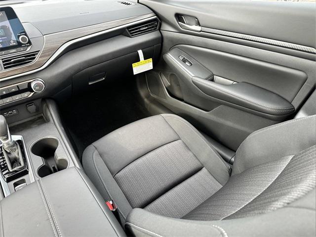 Photo of 2025 Glacier White Nissan Altima