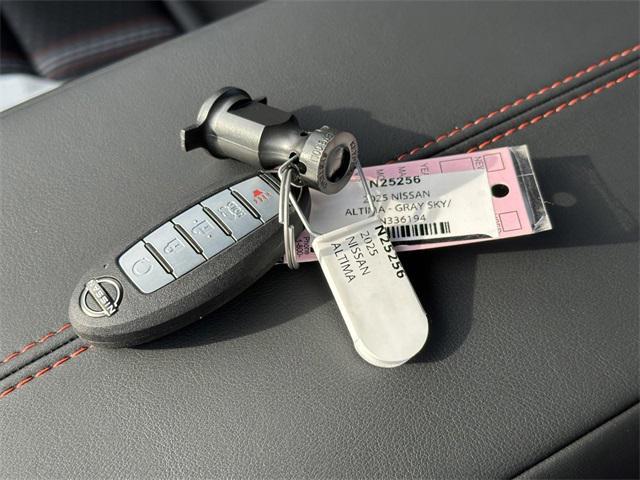 Photo of 2025 Gray Sky Pearl Nissan Altima