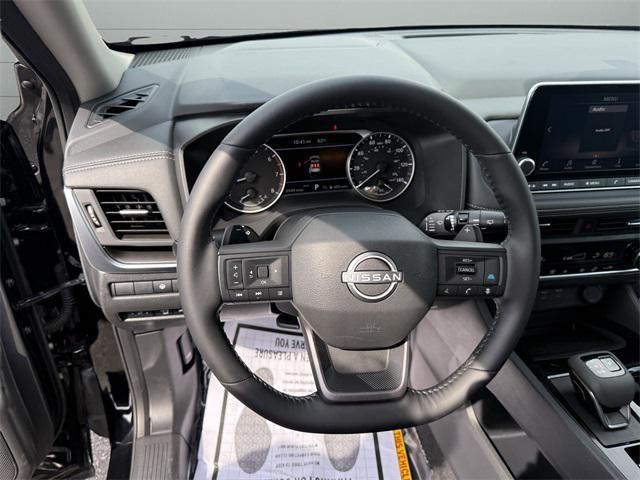 Photo of 2025 Super Black Nissan Rogue