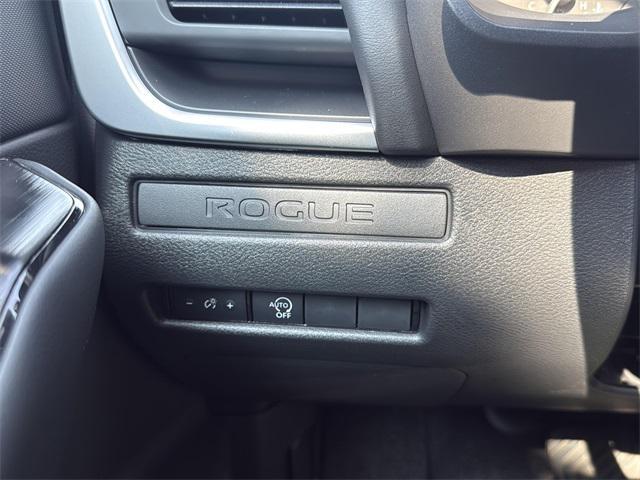 Photo of 2026 Glacier White Nissan Rogue