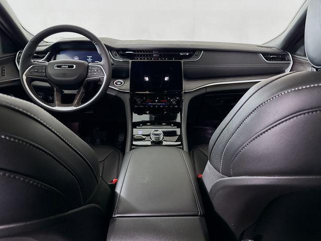 Photo of 2025 Bright White Clearcoat Jeep Grand Cherokee L