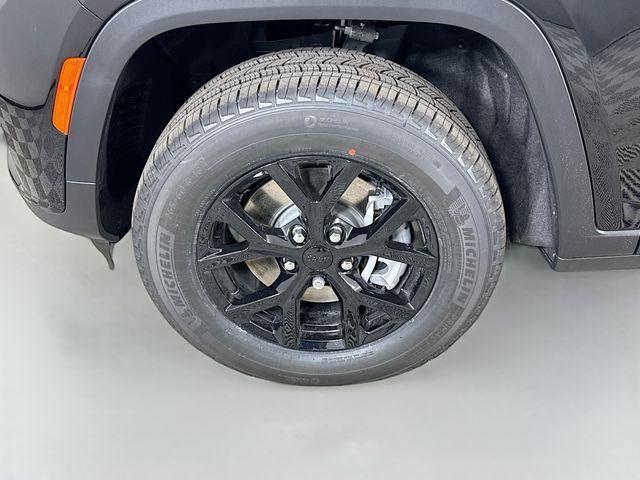 Photo of 2025 Diamond Black Crystal Pearlcoat Jeep Grand Cherokee L