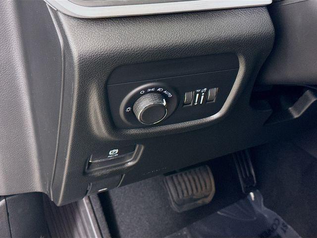 Photo of 2025 Diamond Black Crystal Pearlcoat Jeep Grand Cherokee L