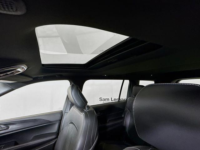 Photo of 2025 Diamond Black Crystal Pearlcoat Jeep Grand Cherokee L