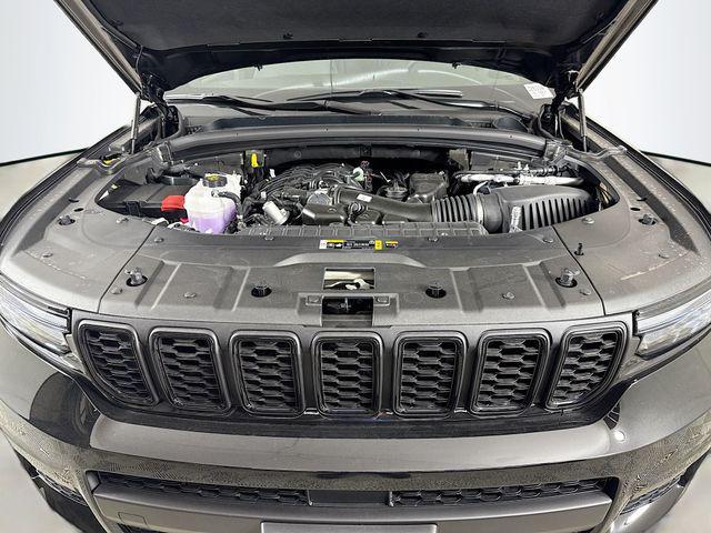 Photo of 2025 Diamond Black Crystal Pearlcoat Jeep Grand Cherokee L