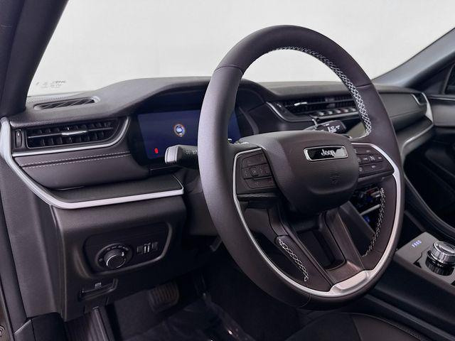 Photo of 2025 Diamond Black Crystal Pearlcoat Jeep Grand Cherokee L