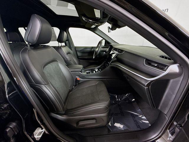 Photo of 2025 Diamond Black Crystal Pearlcoat Jeep Grand Cherokee L
