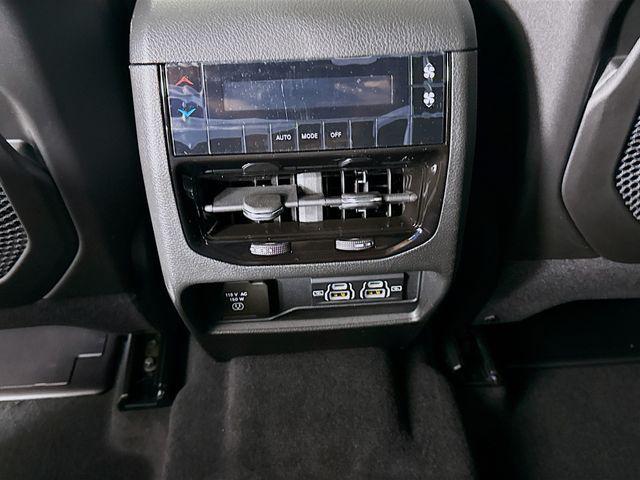 Photo of 2025 Diamond Black Crystal Pearlcoat Jeep Grand Cherokee L