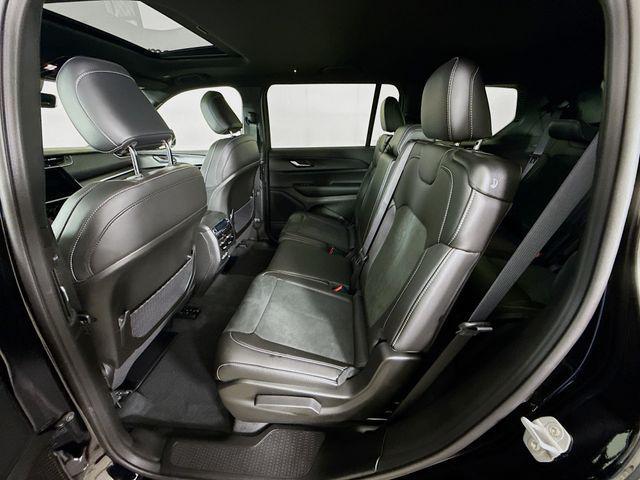 Photo of 2025 Diamond Black Crystal Pearlcoat Jeep Grand Cherokee L