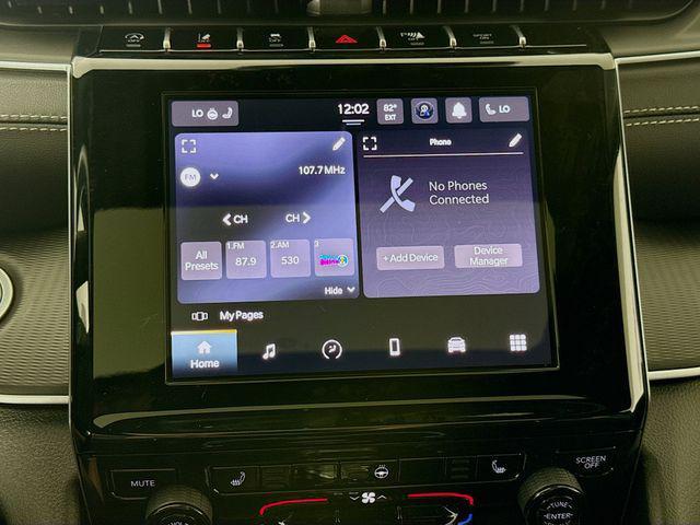 Photo of 2025 Diamond Black Crystal Pearlcoat Jeep Grand Cherokee L