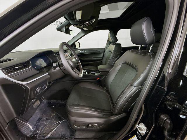 Photo of 2025 Diamond Black Crystal Pearlcoat Jeep Grand Cherokee L