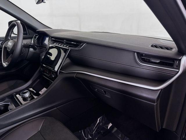 Photo of 2025 Diamond Black Crystal Pearlcoat Jeep Grand Cherokee L
