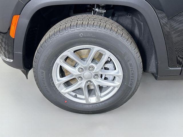 Photo of 2025 Diamond Black Crystal Pearlcoat Jeep Grand Cherokee L