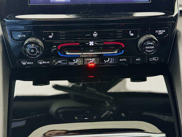 Photo of 2025 Diamond Black Crystal Pearlcoat Jeep Grand Cherokee L