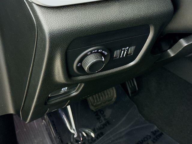 Photo of 2025 Diamond Black Crystal Pearlcoat Jeep Grand Cherokee L