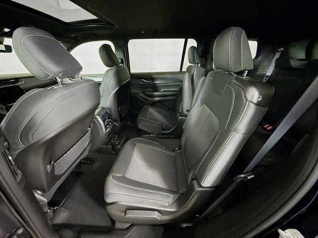 Photo of 2025 Diamond Black Crystal Pearlcoat Jeep Grand Cherokee L