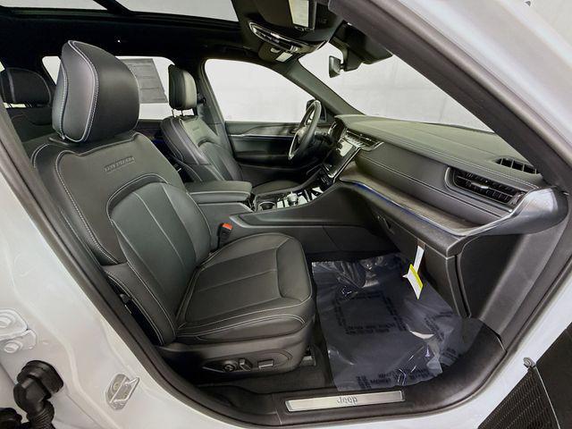 Photo of 2025 Bright White Clearcoat Jeep Grand Cherokee L