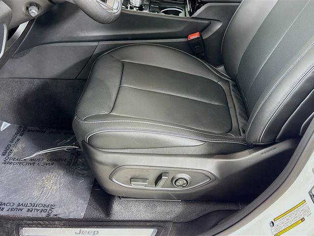 Photo of 2025 Bright White Clearcoat Jeep Grand Cherokee L