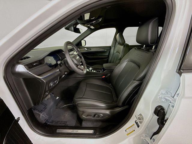 Photo of 2025 Bright White Clearcoat Jeep Grand Cherokee L