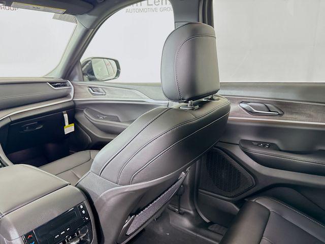 Photo of 2025 Diamond Black Crystal Pearlcoat Jeep Grand Cherokee L