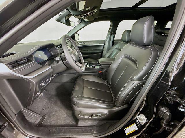 Photo of 2025 Diamond Black Crystal Pearlcoat Jeep Grand Cherokee L