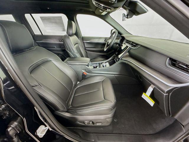 Photo of 2025 Diamond Black Crystal Pearlcoat Jeep Grand Cherokee L