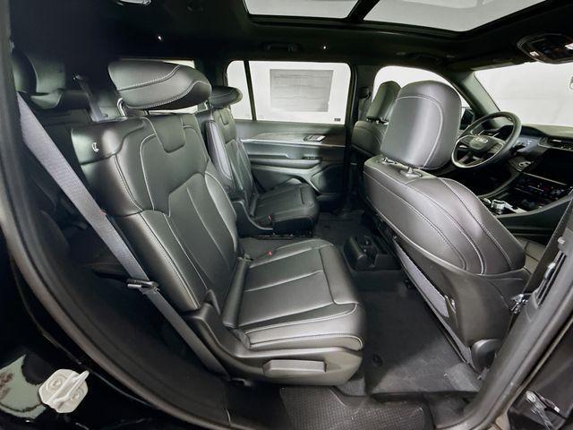Photo of 2025 Diamond Black Crystal Pearlcoat Jeep Grand Cherokee L