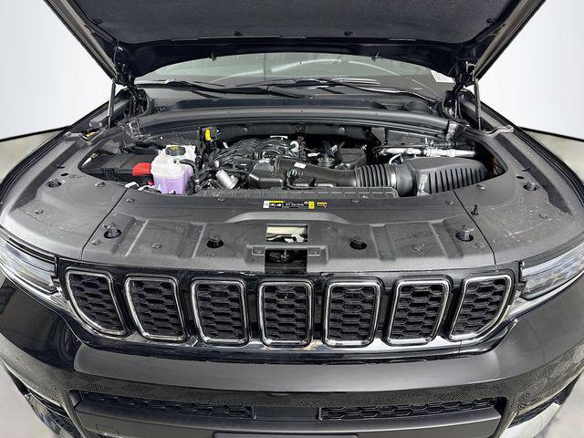 Photo of 2025 Diamond Black Crystal Pearlcoat Jeep Grand Cherokee L