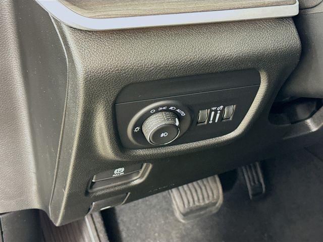 Photo of 2025 Diamond Black Crystal Pearlcoat Jeep Grand Cherokee L