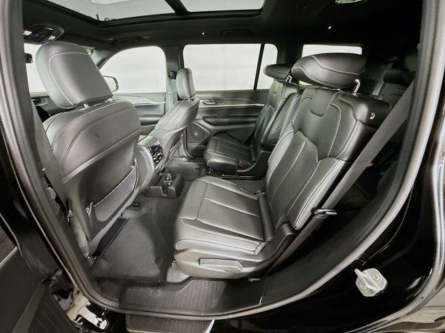 Photo of 2025 Diamond Black Crystal Pearlcoat Jeep Grand Cherokee L