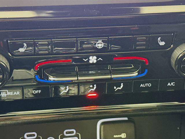 Photo of 2025 Diamond Black Crystal Pearlcoat Jeep Grand Cherokee L