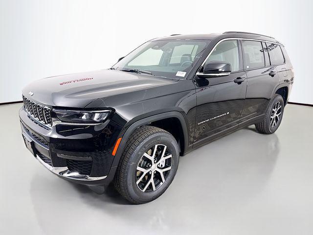 Photo of 2025 Diamond Black Crystal Pearlcoat Jeep Grand Cherokee L