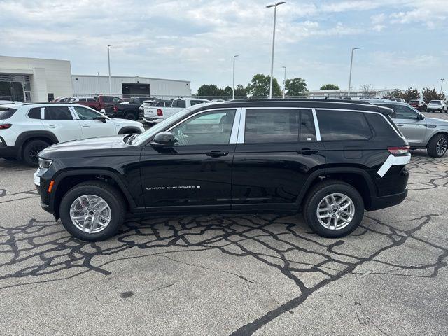 Photo of 2025 Diamond Black Crystal Pearlcoat Jeep Grand Cherokee L
