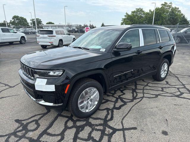 Photo of 2025 Diamond Black Crystal Pearlcoat Jeep Grand Cherokee L
