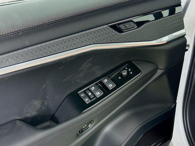 Photo of 2025 Silver Zynith Clearcoat Jeep Wagoneer S