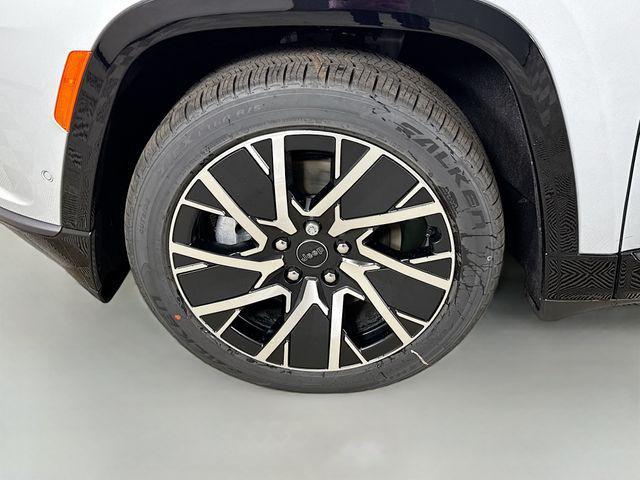 Photo of 2025 Silver Zynith Clearcoat Jeep Wagoneer S